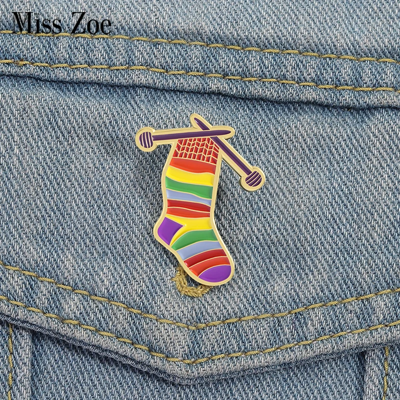 Gestrickte Regenbogensocken, Emaille-Anstecknadeln, individuelle Weihnachtsbroschen, Anstecknadeln, Kleidung, lustiger Schmuck, Geschenk für Freunde