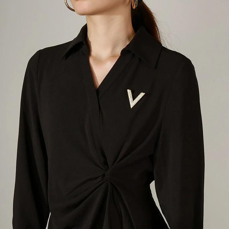 Fermacravatta con fibbia a forma di V Fermacravatta con intarsio di diamanti semplice Decorazione per cravatta in lega di zinco Spilla alla moda con fibbia a scialle primaverile e autunnale