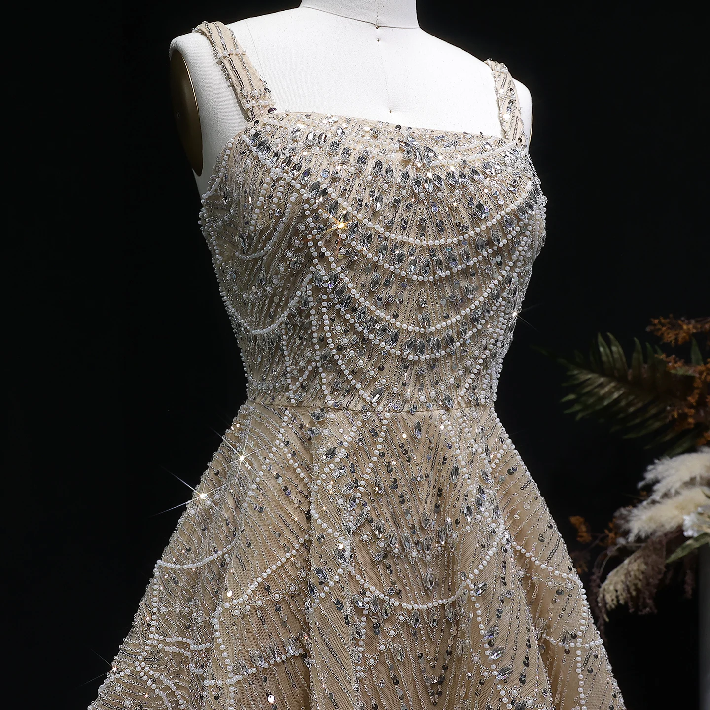 Sharon Said Dubai Hochwertiges Silbernes Kurzes Abendkleid mit Spaghettiträgern, Schwer Perlenbestickt, Arabische Damen Hochzeits- und Partykleider SS649 Maßanfertigung – Detail 10
