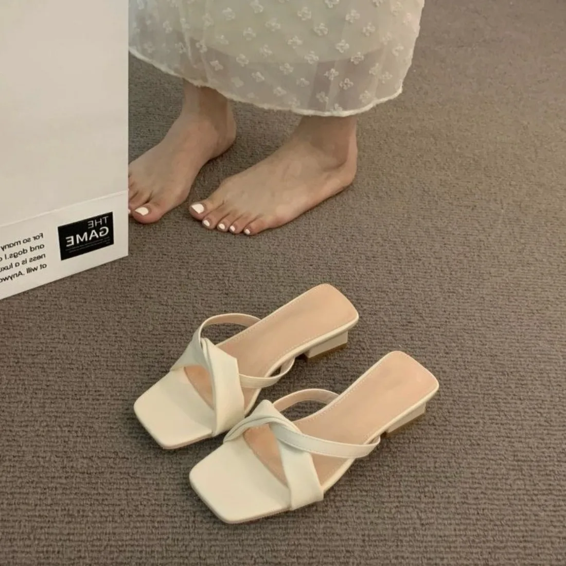 

Новые летние женские шлепанцы 2026 года: модные, с открытым носком, однотонные, из натуральной кожи, универсальные, в конфетных цветах, на квадратном каблуке