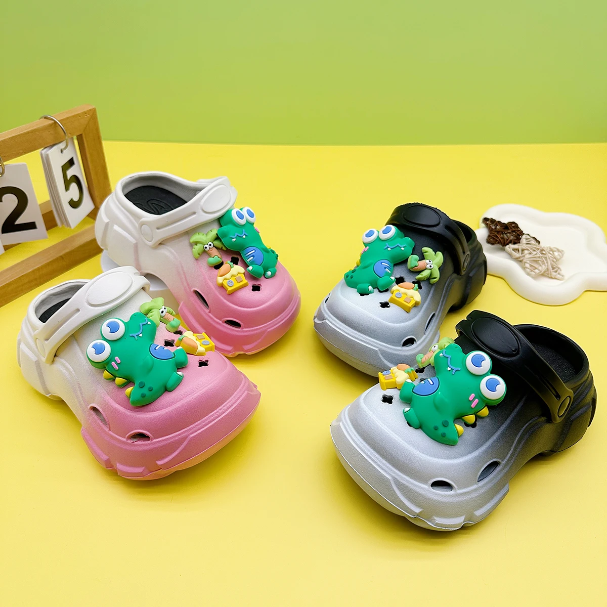 Cute and Versatile Parent-Child Slippers for Boys and Girls, New Cartoon Green Crocodile Clogs with Soft Soles, Non-Slip Closed-Toe Sandals 606