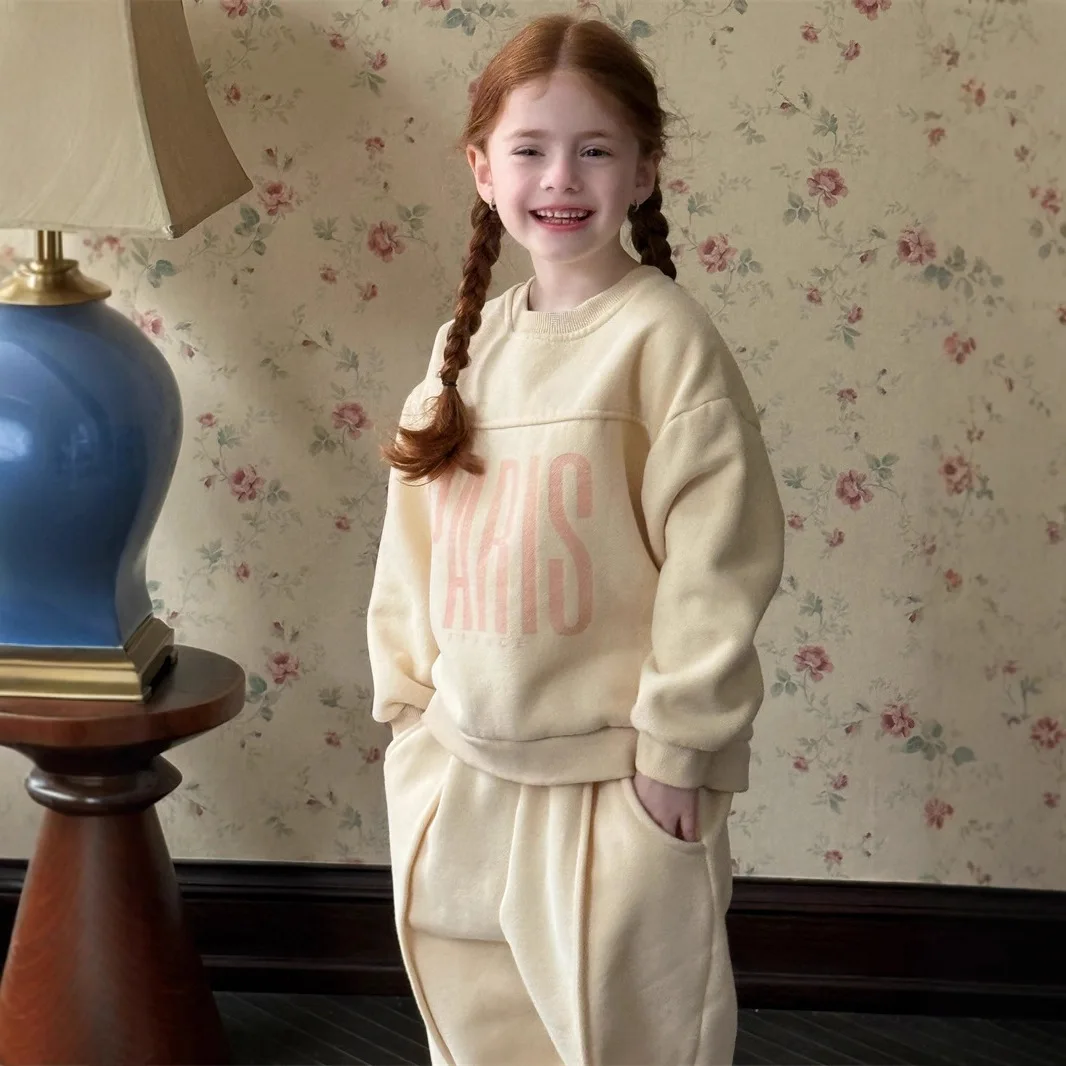 مجموعة الفتيات 2025 الشتاء الكورية المطبوعة لطيف رسالة ومخملية هوديي مجموعة عصرية عارضة بسيطة وحيوية خلع الملابس