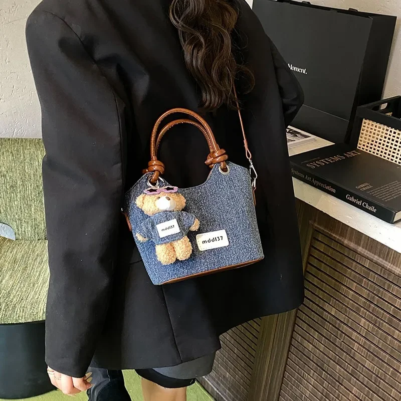 

Роскошная сумка для подгузников, не деформирующаяся, с устойчивой структурой, хорошо сохраняет форму даже при полной загрузке детскими принадлежностями.