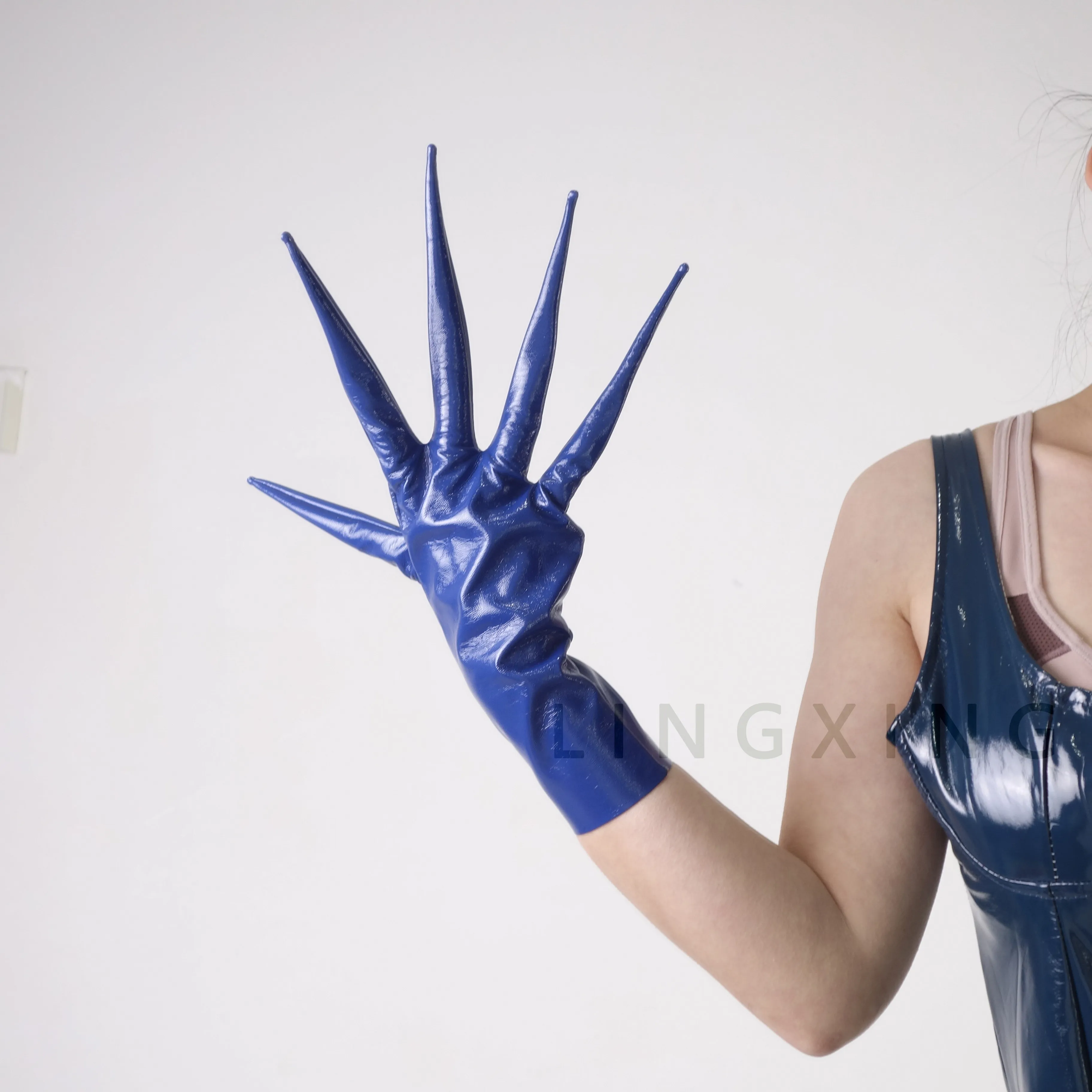 35 cm 14 Zoll spitze Fingerhandschuhe aus patentiertem Kunstleder PU mit langen Spikes an den Schultern, Armwärmer, glänzend schwarz, Pfoten-Drachenknöchel-Design – Detail 15
