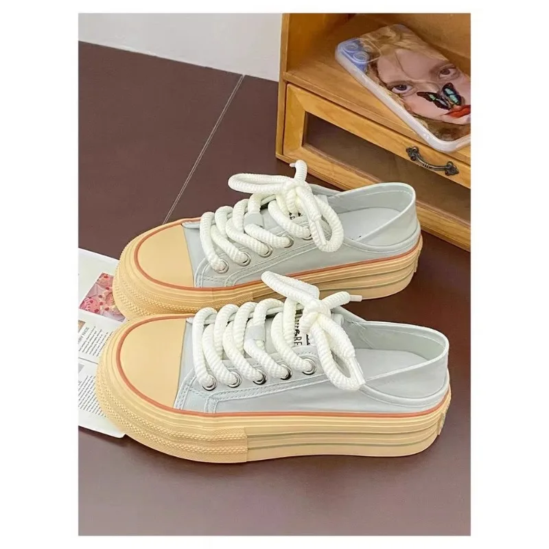 Damen Schwarz-Weiß Canvas Mule Sneakers mit Dicken Schnürsenkeln, Plateausohle, Rückenfreie Slip-On Schuhe mit Runder Zehenpartie, Lässige Halbschuhe – Detail 3