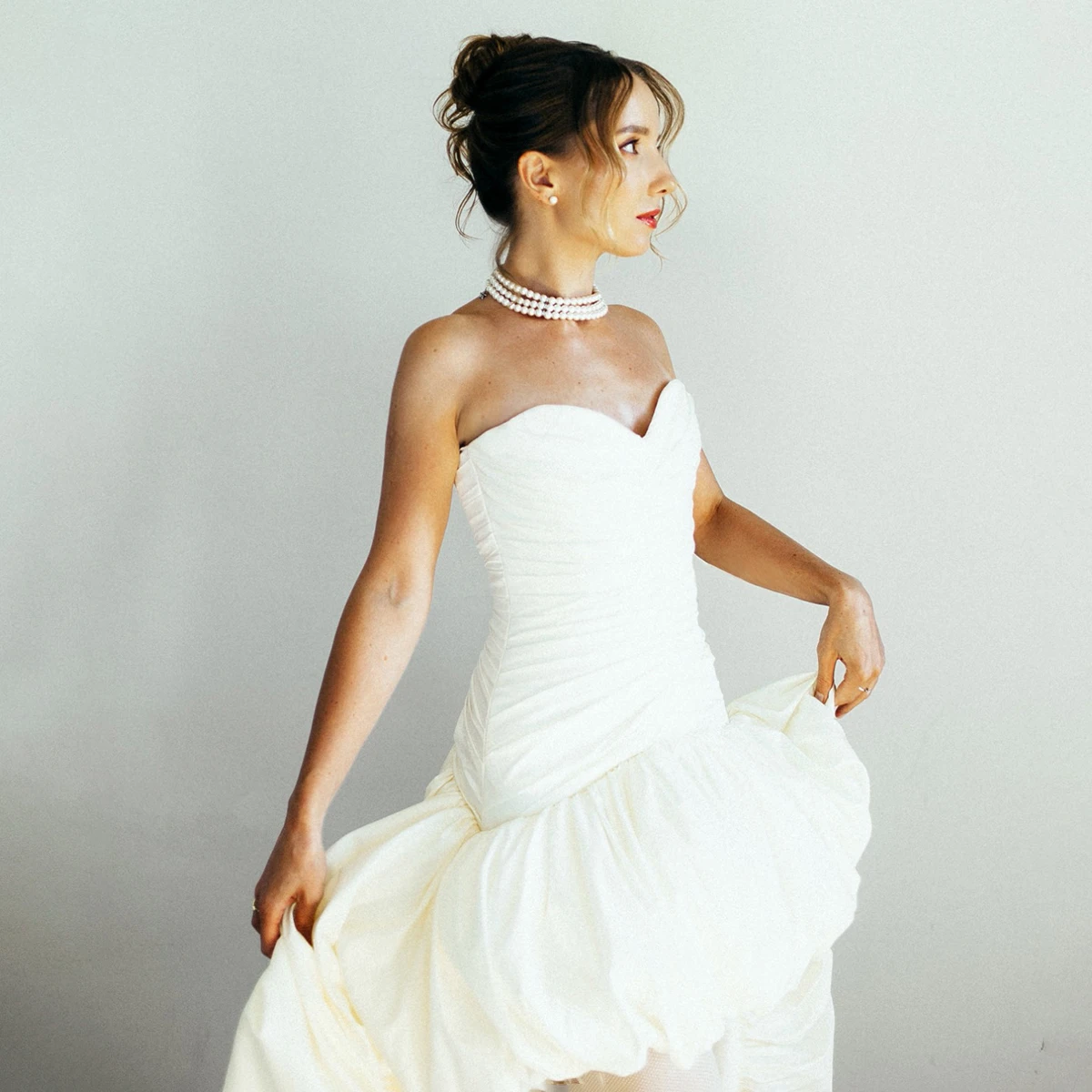 Taffeta Sweetheart Low Waist Wedding Gowns Customized High Low Sexy Simple Strapless Bridal Dress Brush Train With Neck Scarf