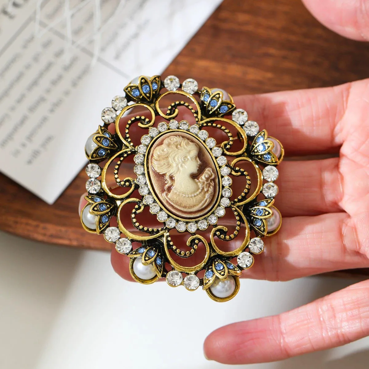 Exquisite Embossed Frame Beauty Portrait Brooch Vintage Baroque Palace Cameo Style Queen Lady Figural Design Rhinestone Brooches