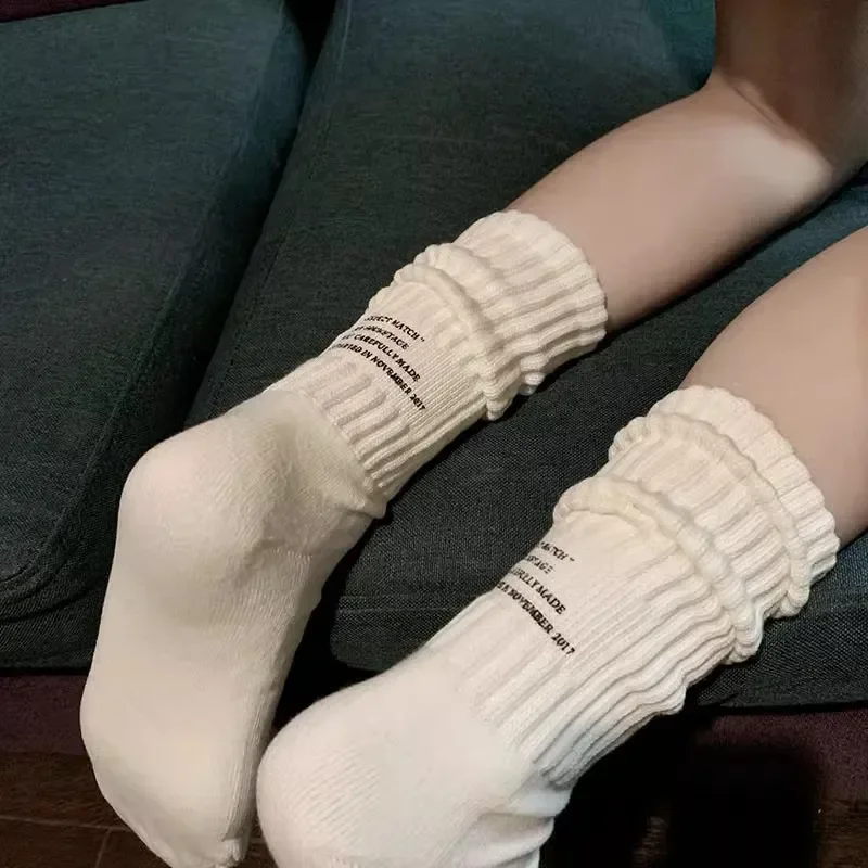 Kadınlar erkekler için Vintage mektup çorap kalınlaştırmak iplik örme uzun çorap kızlar moda eğlence düz renk pamuk çorap çorap