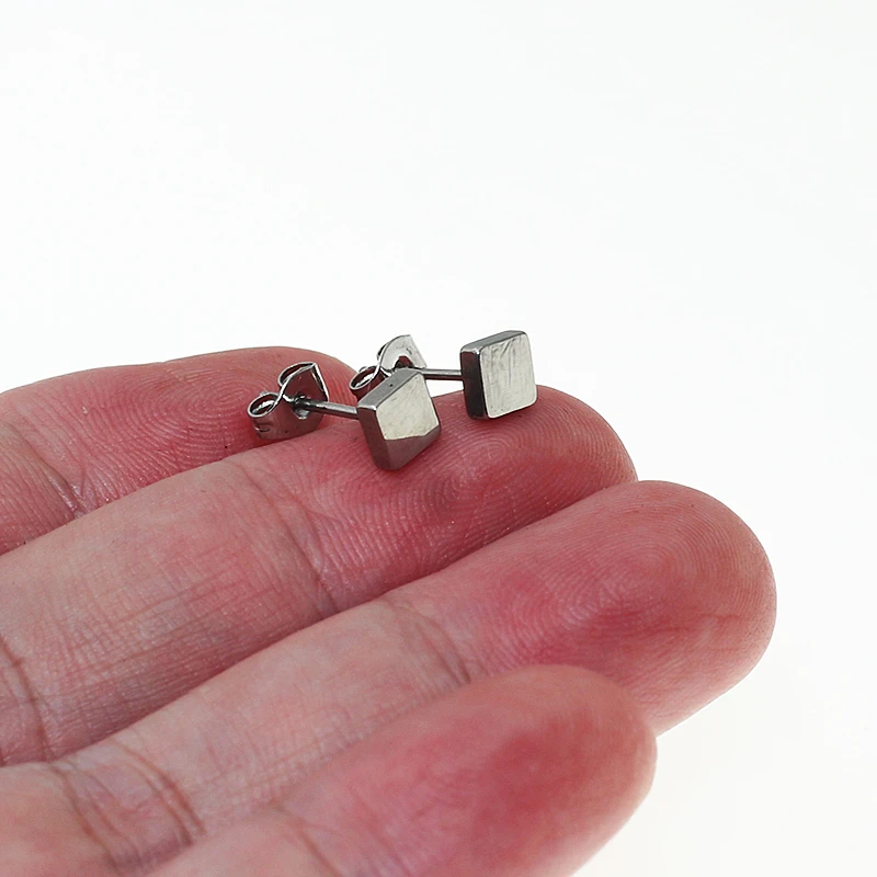 Edelstahl-Quadrat-Ohrringe mit polierter Stahloberfläche, 3/4/5 mm, farbecht, hypoallergen, Schmuck – Detail 7