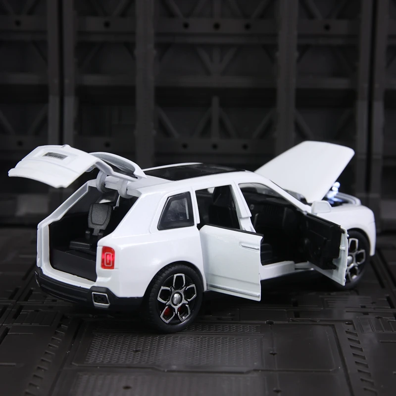 Modelo de sedán de aleación 1:32, adornos de coche, sonido y luz, juguetes regenerativos para niños, puertas y capó del motor, el maletero se puede abrir