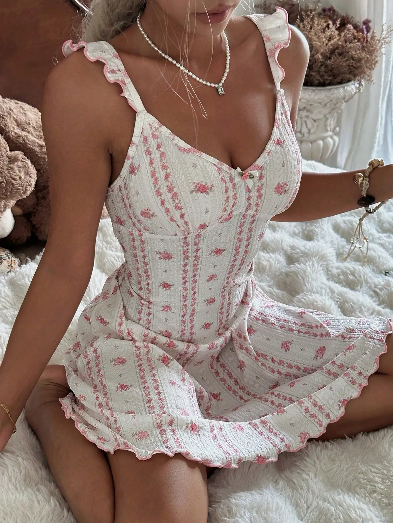

Романтическая женская ночная сорочка с цветочным принтом, рюшами на бретелях и V-образным вырезом