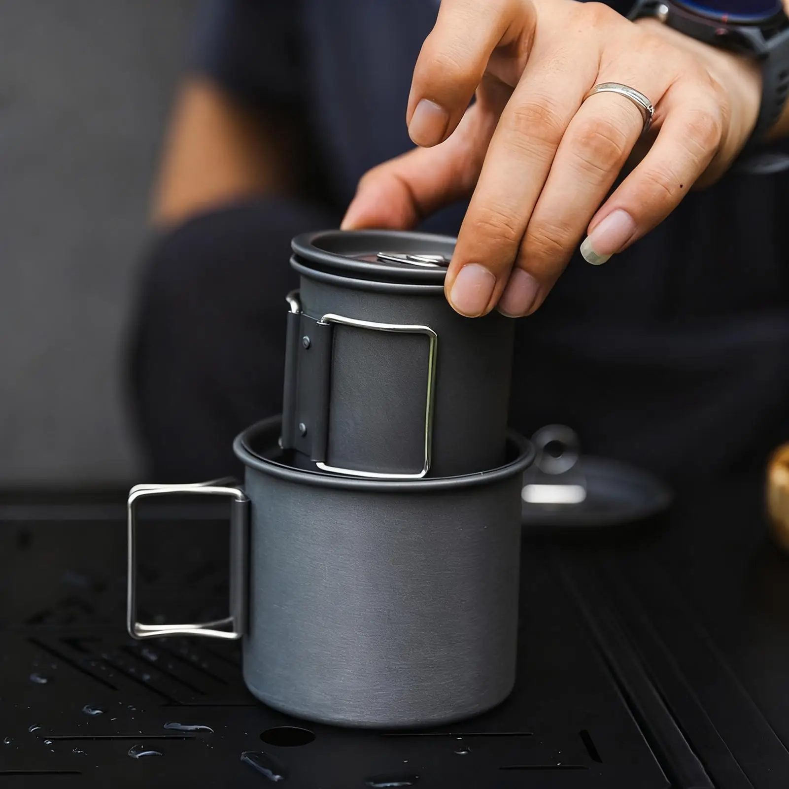 

Кастрюля для приготовления пищи на природе, портативная штабелируемая посуда из трех предметов со складной ручкой, набор для приготовления пищи на природе, для пешего туризма, выживания