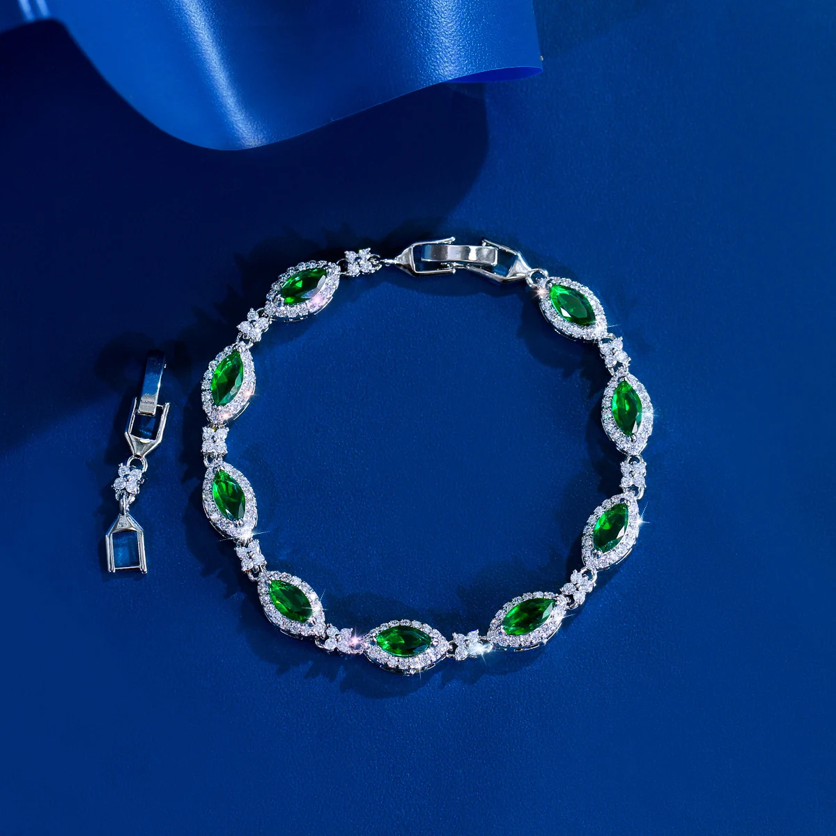 CWWZircons Exquisite, trendige, weiße CZ-Mikro-Pavé-Tennisarmbänder in ovaler Form für Damen, Hochzeit, Verlobung, Schmuckgeschenk S0279 – Detail 5