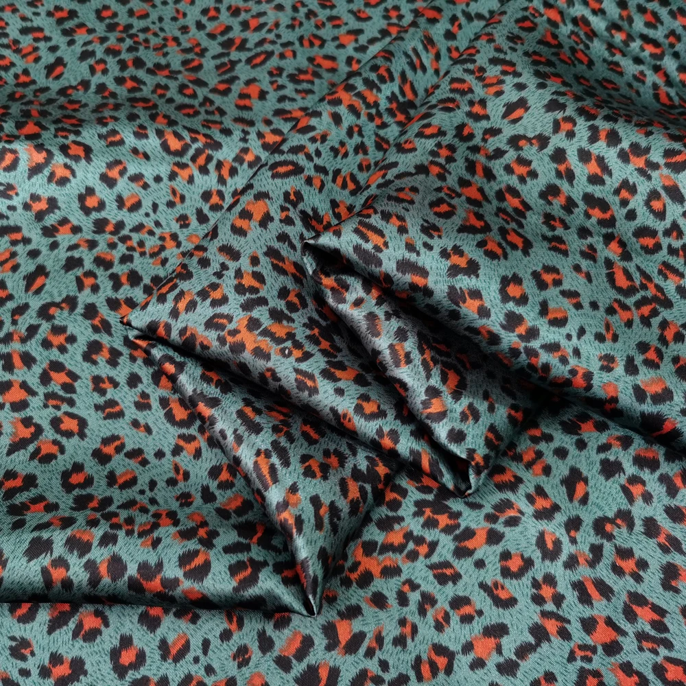 1 Meter x 1,48 Meter Afrika-Leopardenmuster Satinstoff für Schals, Kleider, Pyjamas und Futter – Detail 38