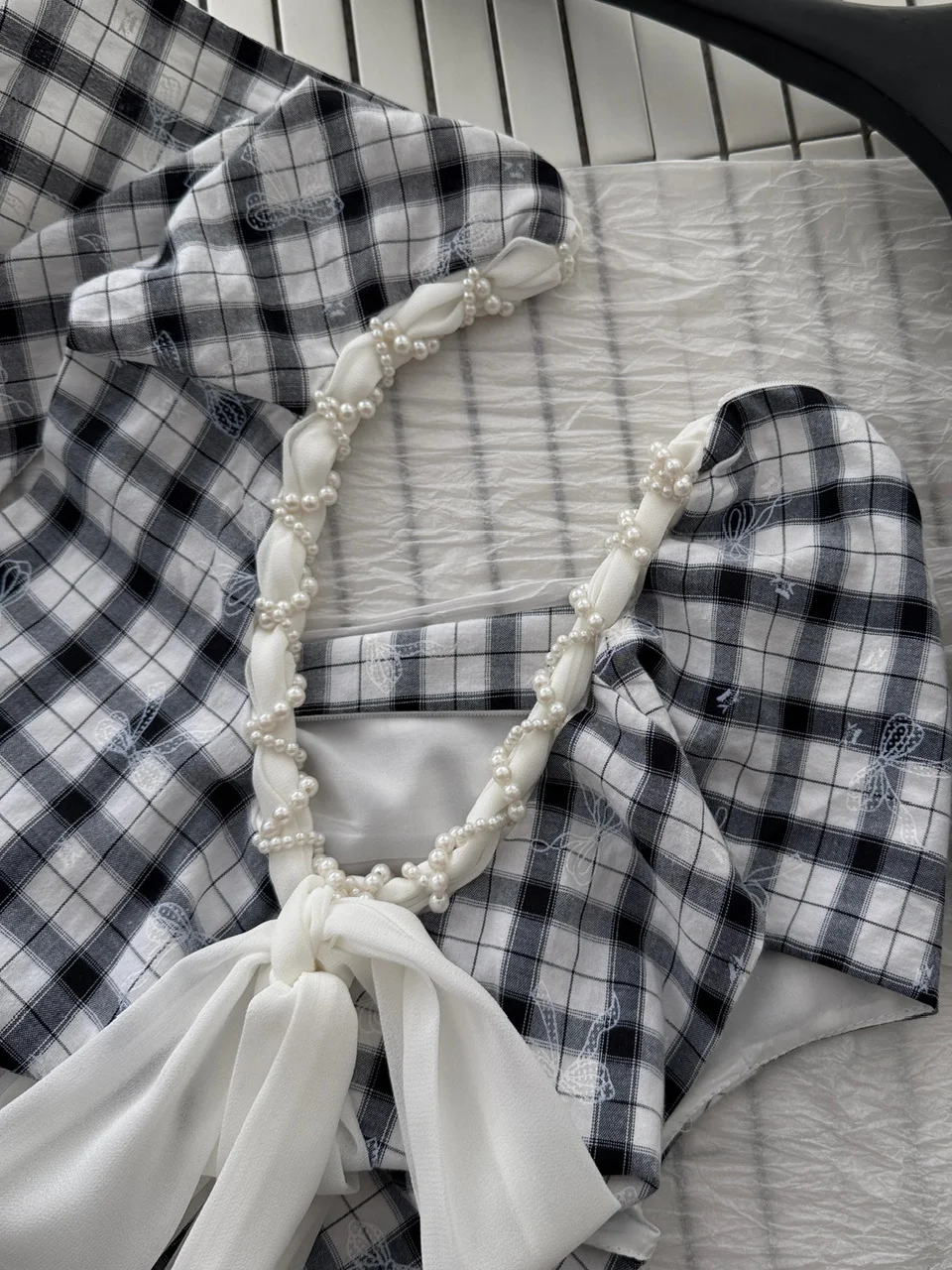 فستان صيفي أنيق بنقشة مربعات مع فيونكة وياقة على شكل V بدون أكمام بتصميم نحيف على شكل سترة للنساء