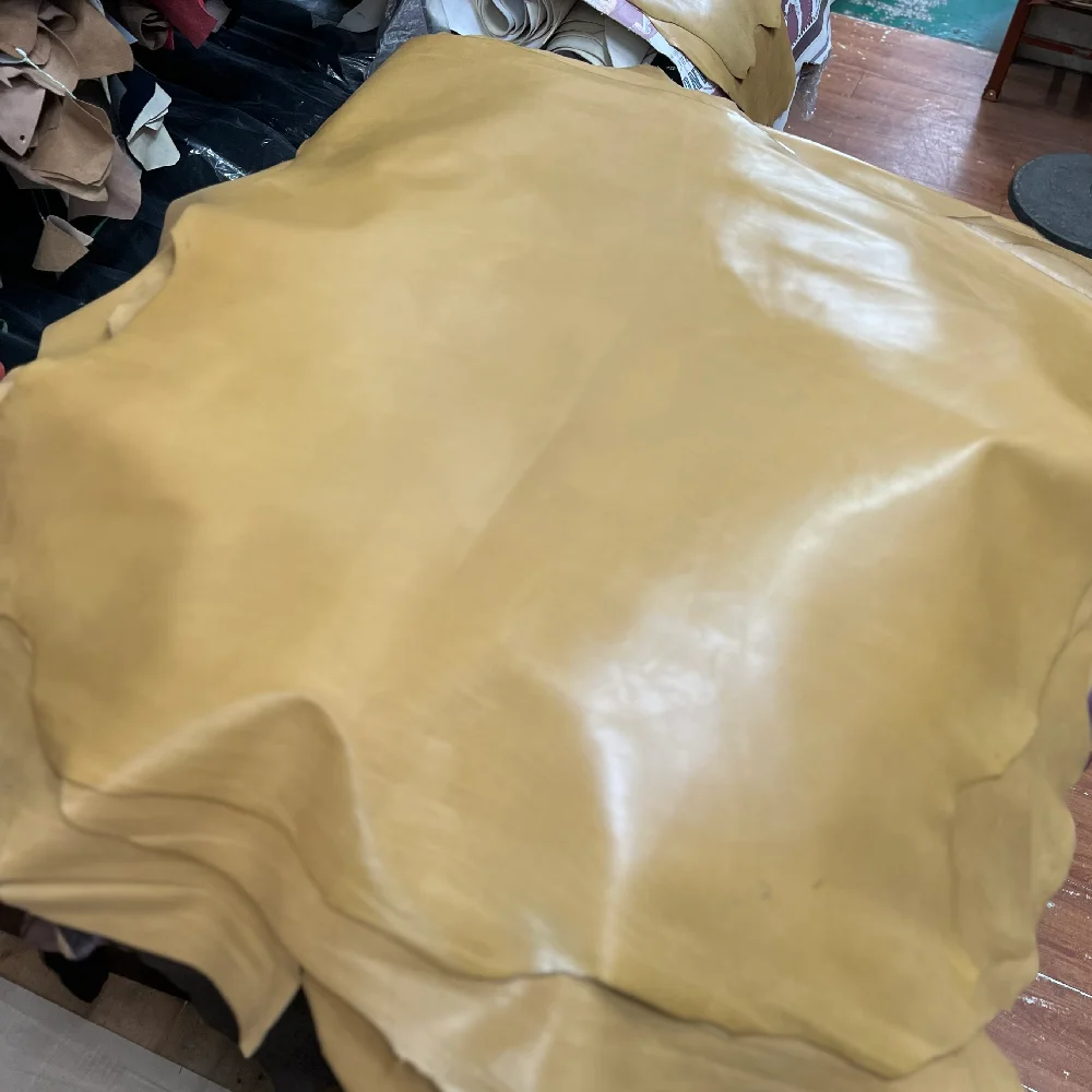 

It feels smooth ! Yellow apricot Fetal cowhide 10-11SF. Thickness 1.0mm