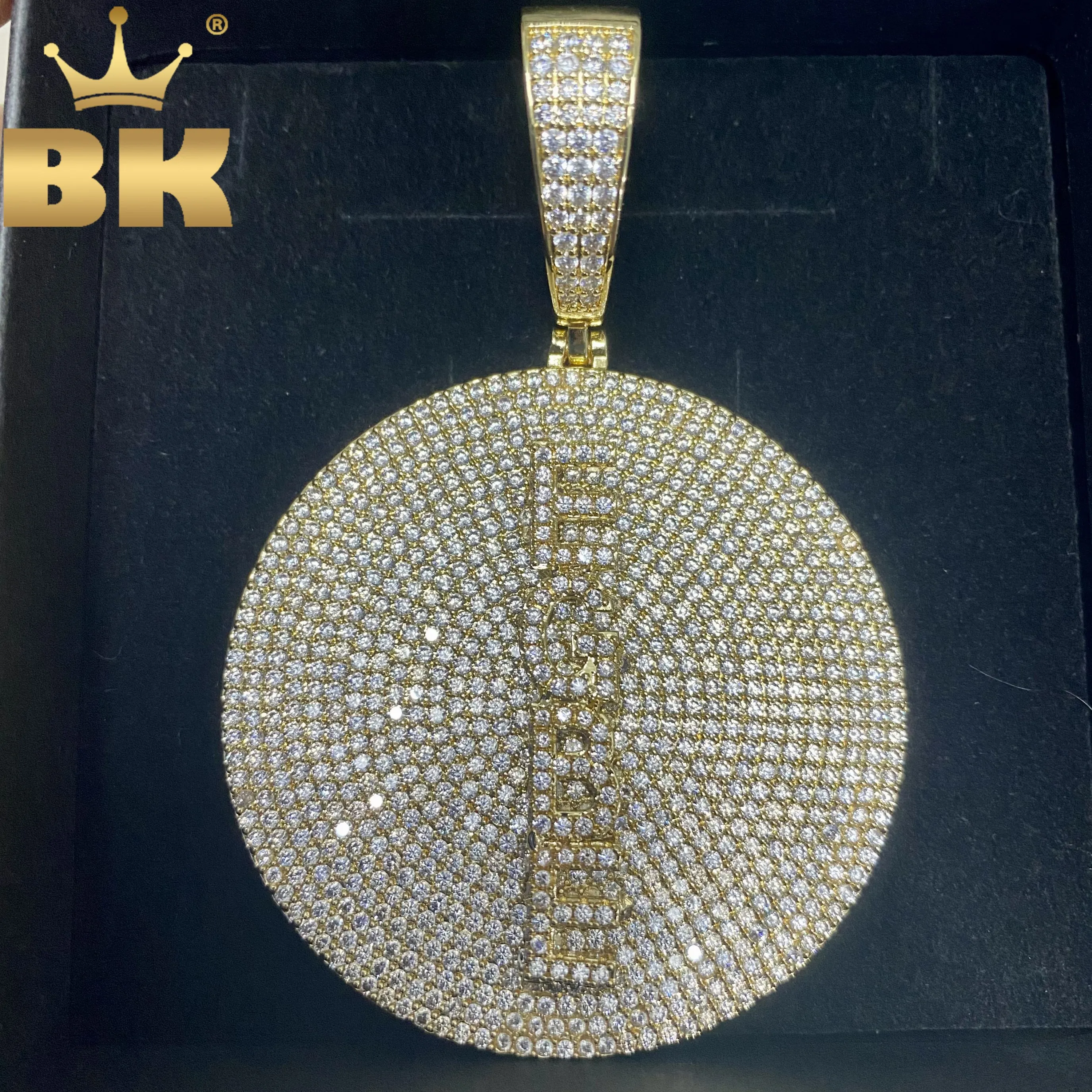 

TBTK индивидуальный вертикальный мини-круглый кулон с буквами, ожерелье с выложенным кубическим цирконом, медальон с гравировкой имени, ювелирные изделия в стиле панк, хип-хоп