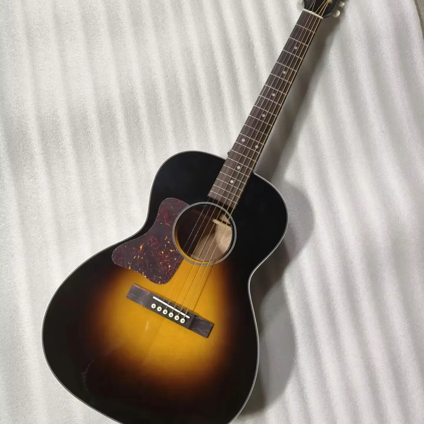 

Леворучная электроакустическая гитара с цельной верхней декой, корпус LG, новая модель Parlor, цвет dark sunburst, дорожная гитара, цельная ель, для левшей.