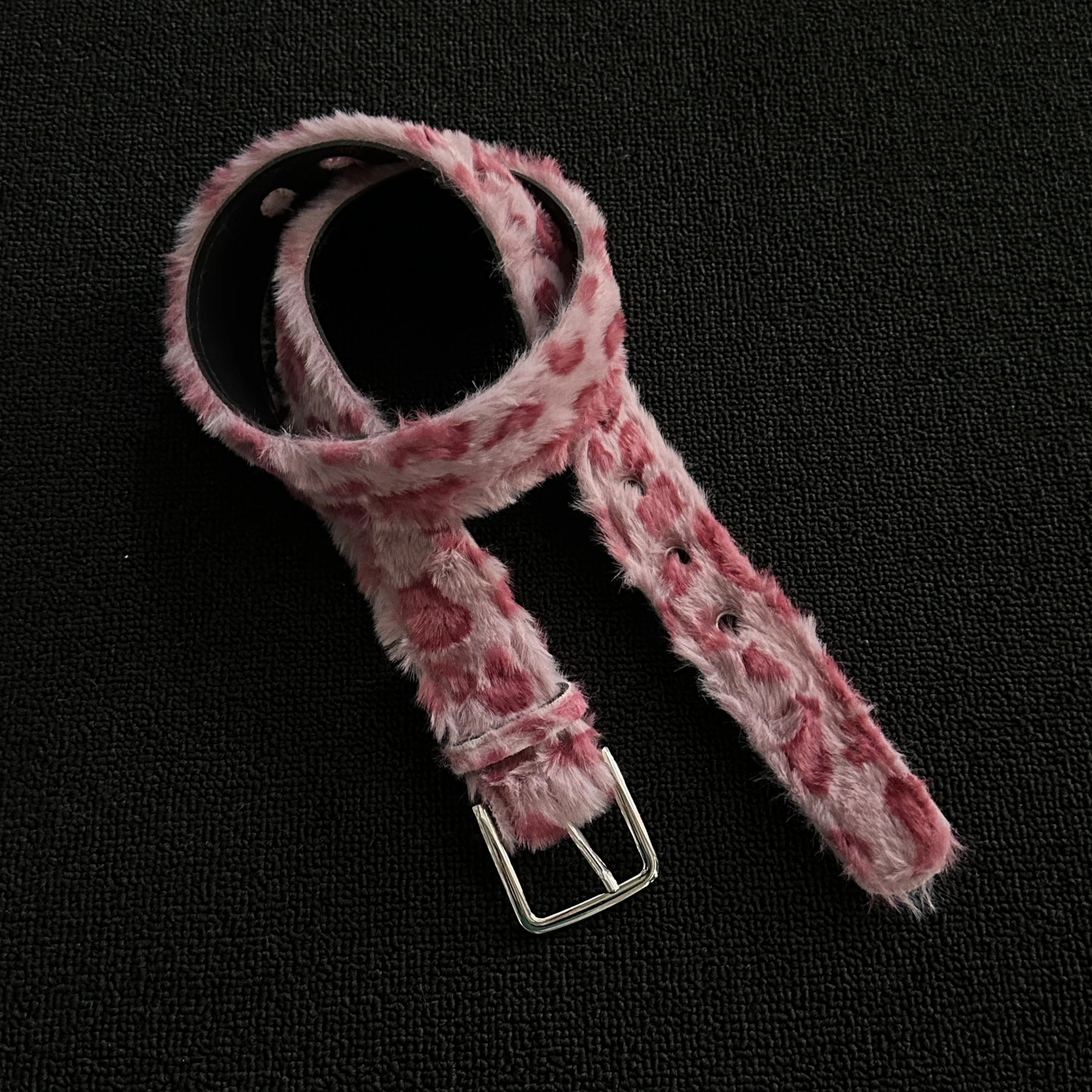 cinto-de-calcas-de-pelucia-com-estampa-de-leopardo-rosa-um-acessorio-de-roupas-retro-nicho-versatil-e-de-alta-qualidade-com-fivela-texturizada