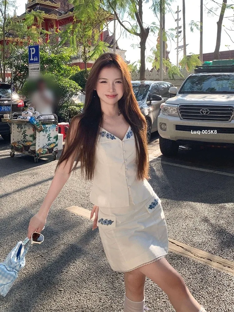 

Новый летний женский комплект: хлопковая рубашка с коротким рукавом и V-образным вырезом на пуговицах, синяя, с цветочной вышивкой, и юбка.