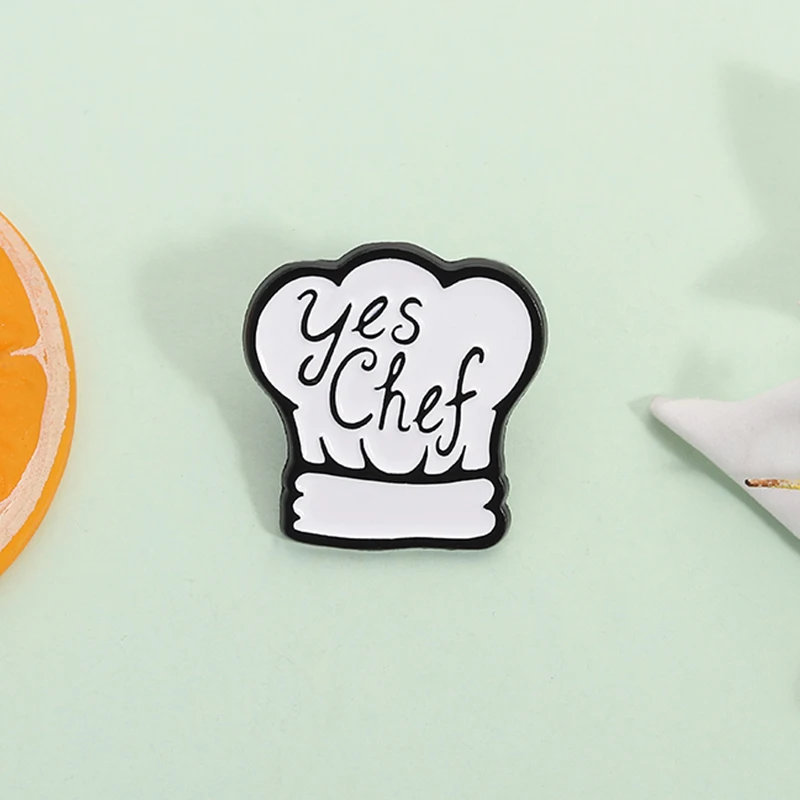مضحك الطبخ الشيف إقتباس المينا دبوس نعم الشيف الأبيض Toque بلانش الطهاة قبعة بروش التلبيب على ظهره شارة مجوهرات هدية للأصدقاء