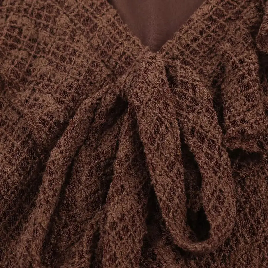 DiYiG FRAU 2025, Winter Neue Mode Hohl Gestrickte V-ausschnitt Dünnes Kleid Chic Flare Hülse Bogen Verziert Lange Kleid Vestidos Mujer