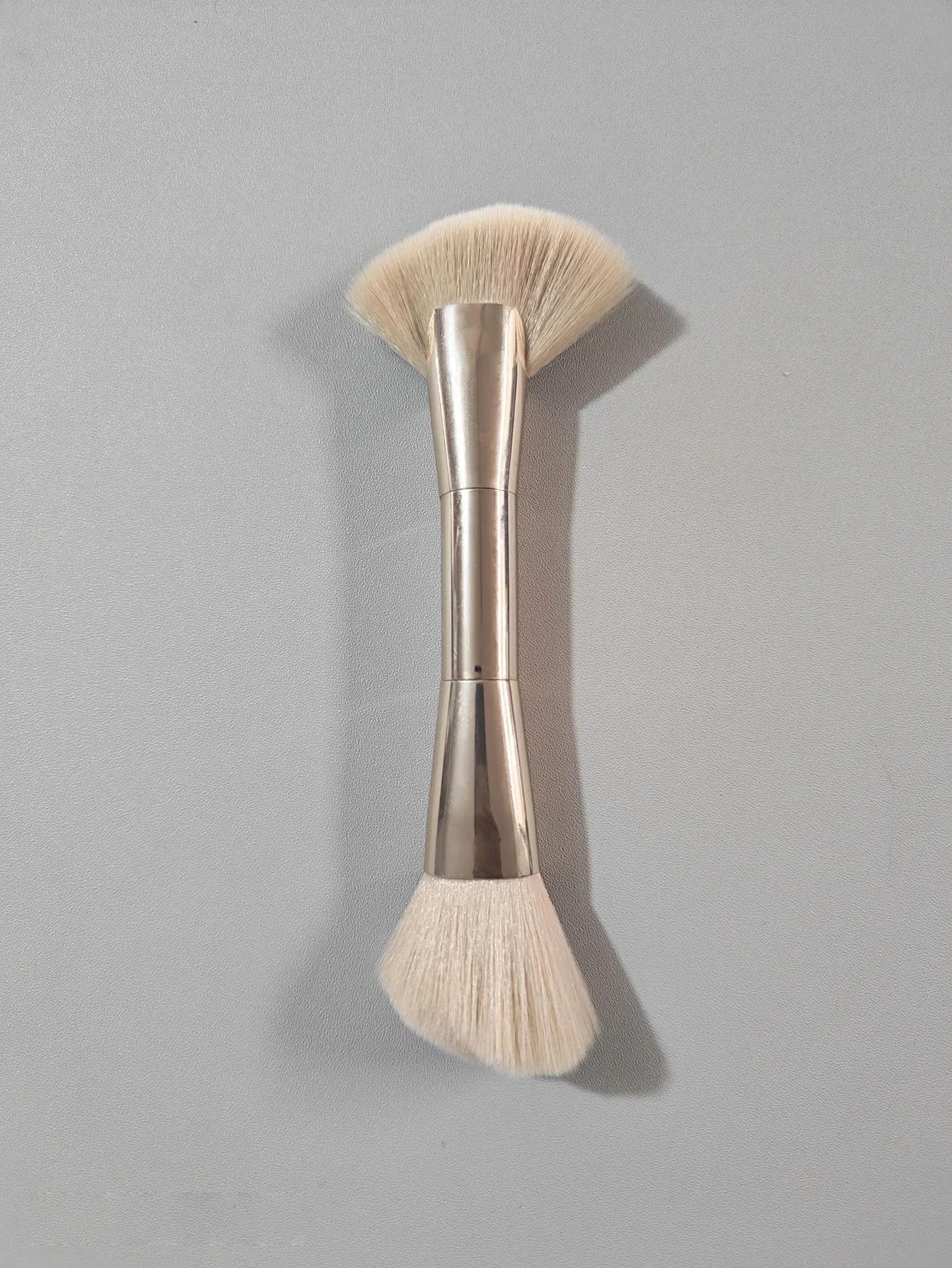 Brocha de maquillaje profesional de doble punta, color oro rosa, ideal para aplicar bronceador, colorete, polvos y maquillaje en crema. Herramienta de belleza para el rostro.