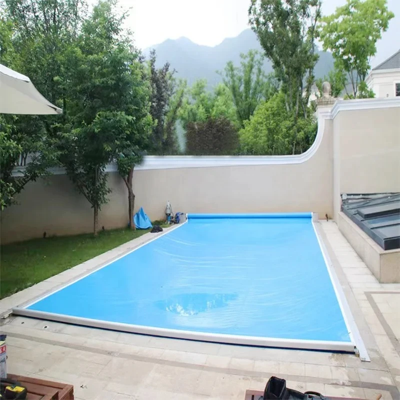 

Полностью автоматическое раздвижное покрытие для бассейна из ПВХ с гидравлическим приводом | Водонепроницаемая конструкция Step-Safe для легкой очистки