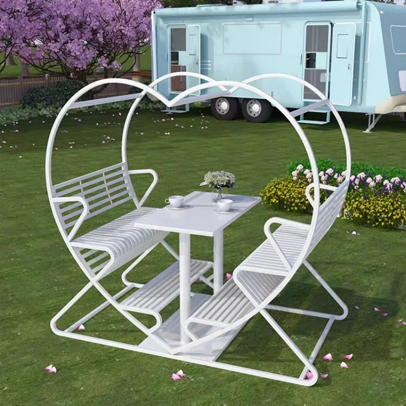 

Столы и стулья для фотосессий: романтические, уличные, в форме сердца, для свадебных съемок, креативные, простые, для создания живописных композиций.