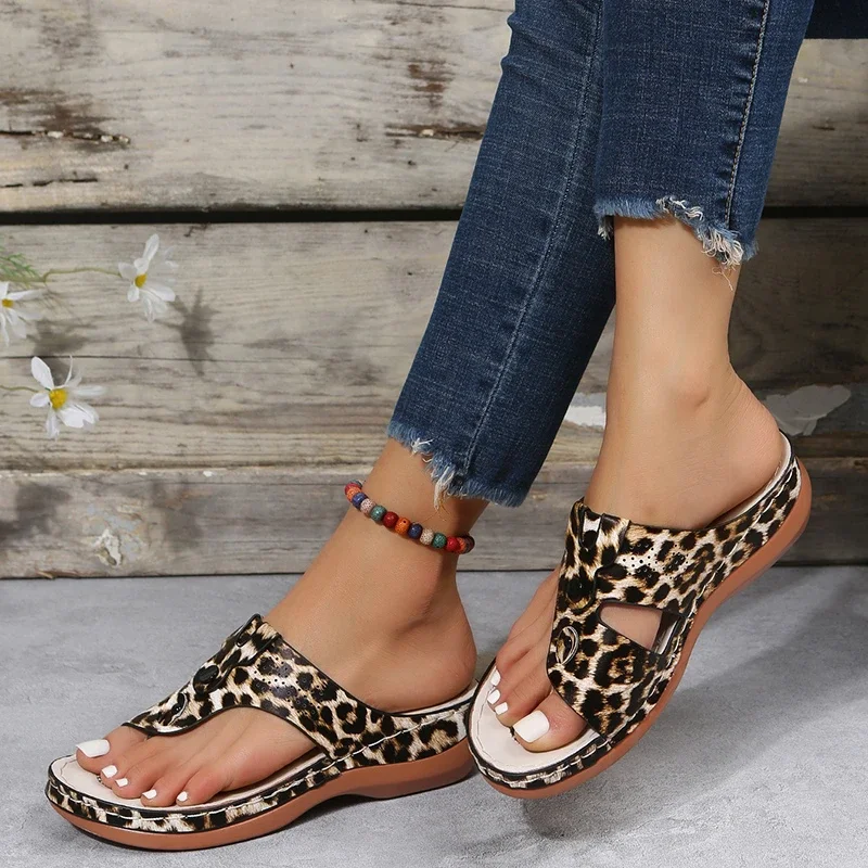 Damen Verstellbare Keilabsatz-Sandalen mit Knopfverschluss, Orthopädischer Fußgewölbestütze, Perforierte Sommer-Plateau-Flip-Flops – Detail 12