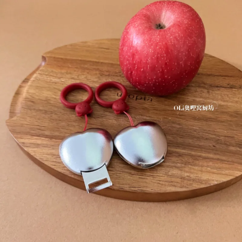 Dormitory students use apple peel mini portable paring knife to peel fruit