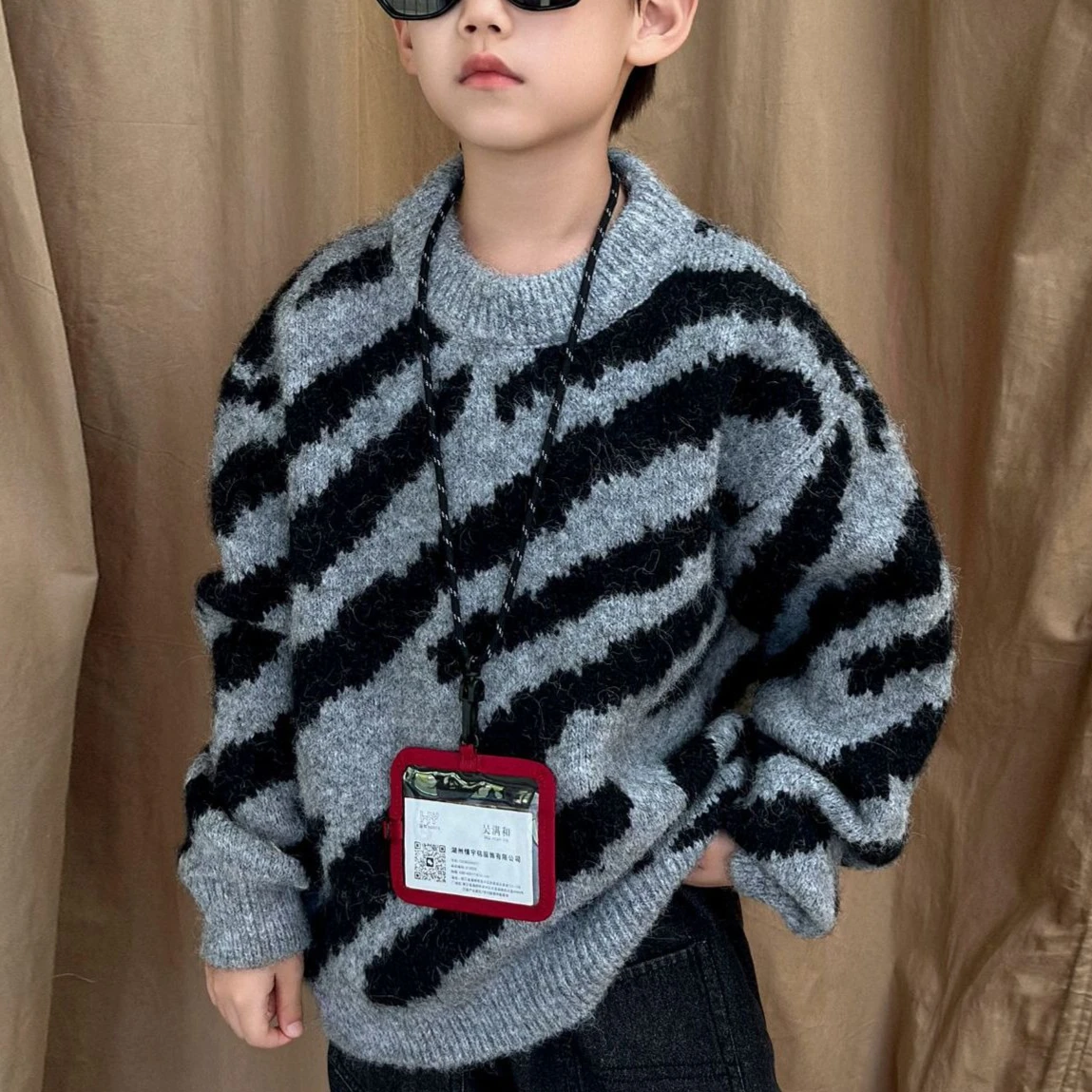 سترة 2025 الخريف والشتاء ملابس الأطفال الجديدة الكورية نمط الفتيان والفتيات موضة الدافئة مخطط البلوزات بسيطة