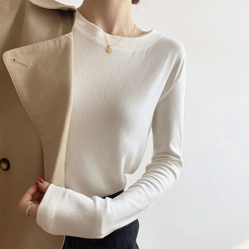 White velvet bottoming shirt with round neck and versatile slim long-sleeved T-shirt and velvet sanding coat.