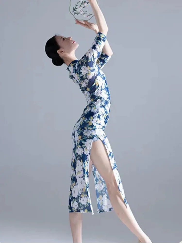 

Floral Classical Dance Cheongsam Dress – Slim Fit Split Hem Qipao with Half Sleeves for Stage Performance