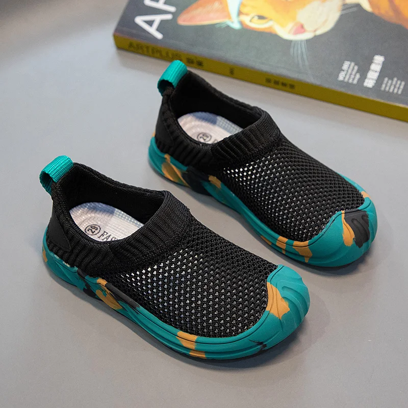 

Lightweight Parent-child Large-sized Breathable Mesh Shoes for Casual Comfort and Soft Soles with Anti-slip Properties