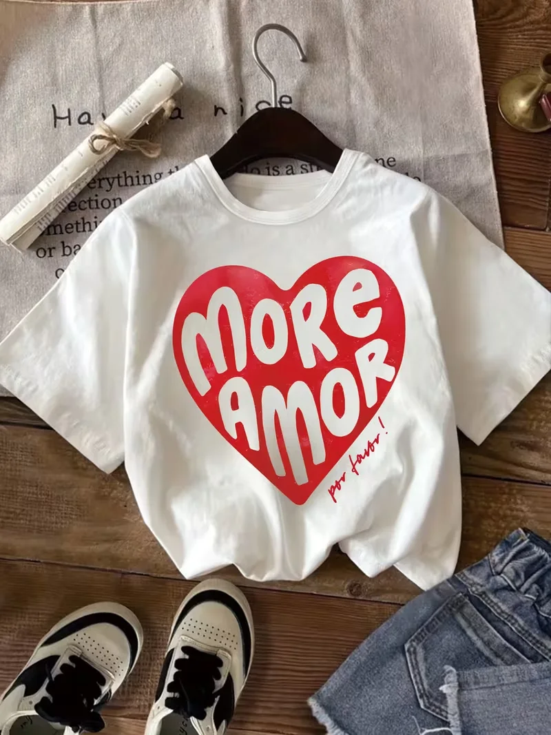 Camiseta de manga curta com estampa de coração e estampa Cute Spanish More Love para meninas. Design Divertido para Ocasiões Casuais e Esportivas. Passeios de Verão