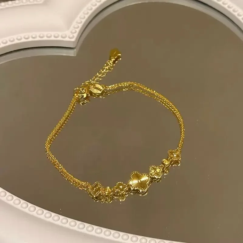 Bracelet à fleurs en feuilles de cinq fleurs pour femmes, design de niche, bijoux à main doux, tendance, polyvalents, exquis, nouvelle collection 2025