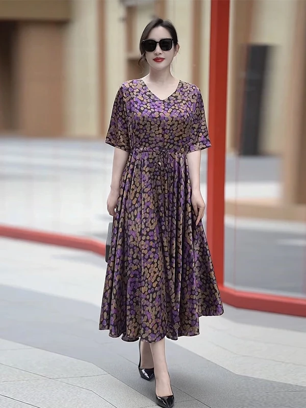 Długa jedwabna spódnica wyszczuplająca talię, fason A-line z wysokim stanem, dekolt w serek, dla kobiet w wieku 40-49 lat, letnia moda.