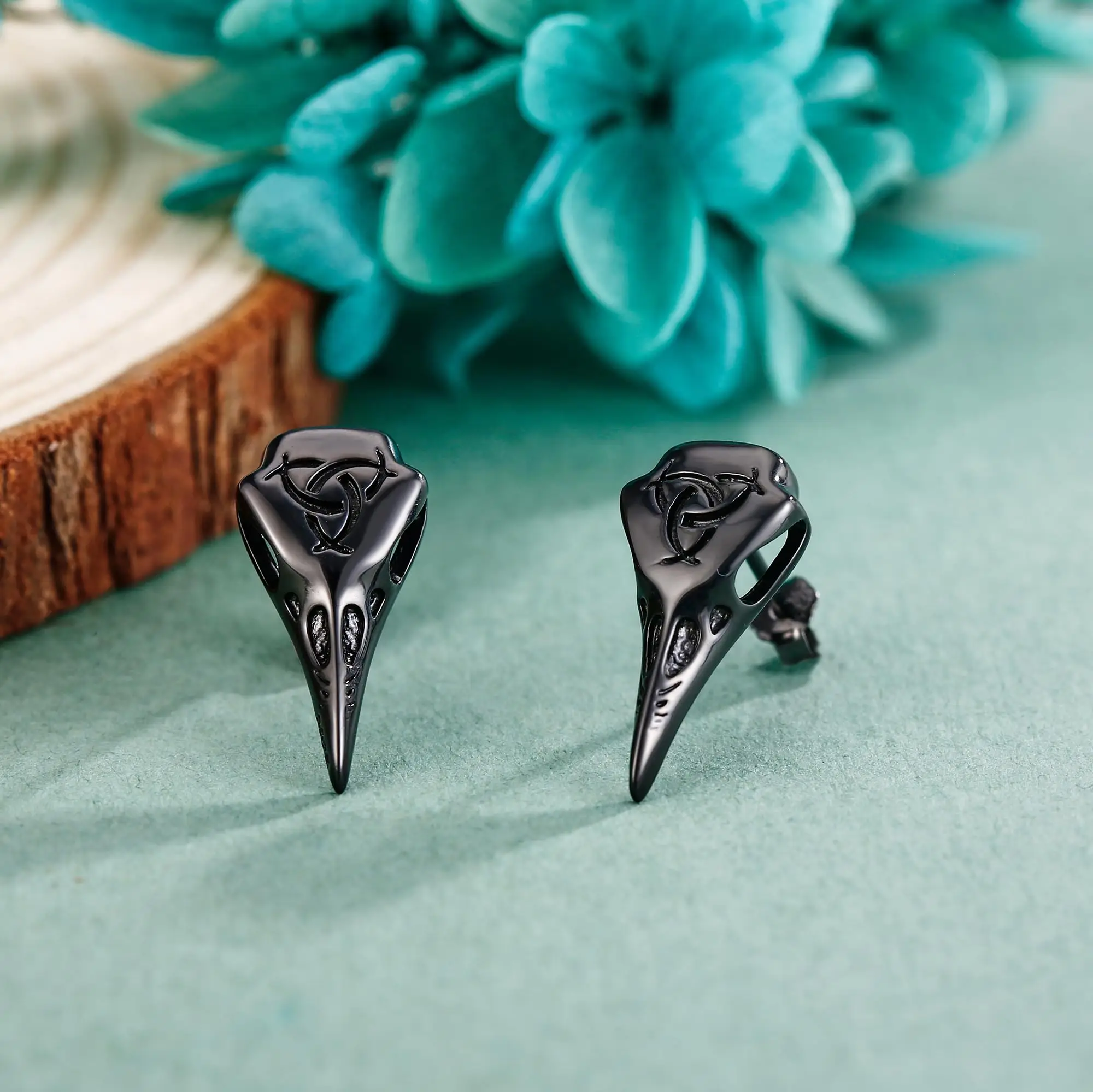 A pair of men's earrings, black punk Gothic, stainless steel, hypoallergenic, trendy Viking bird beak, sharp alloy, adjustable