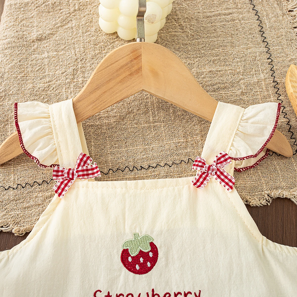 Baby-Mädchen-Kleid Sommer Erdbeer-Karo Baumwoll-Trägerkleid Süße Schleife Strand-Prinzessinnenkleid Baby-Mädchen-Kleidung – Detail 5