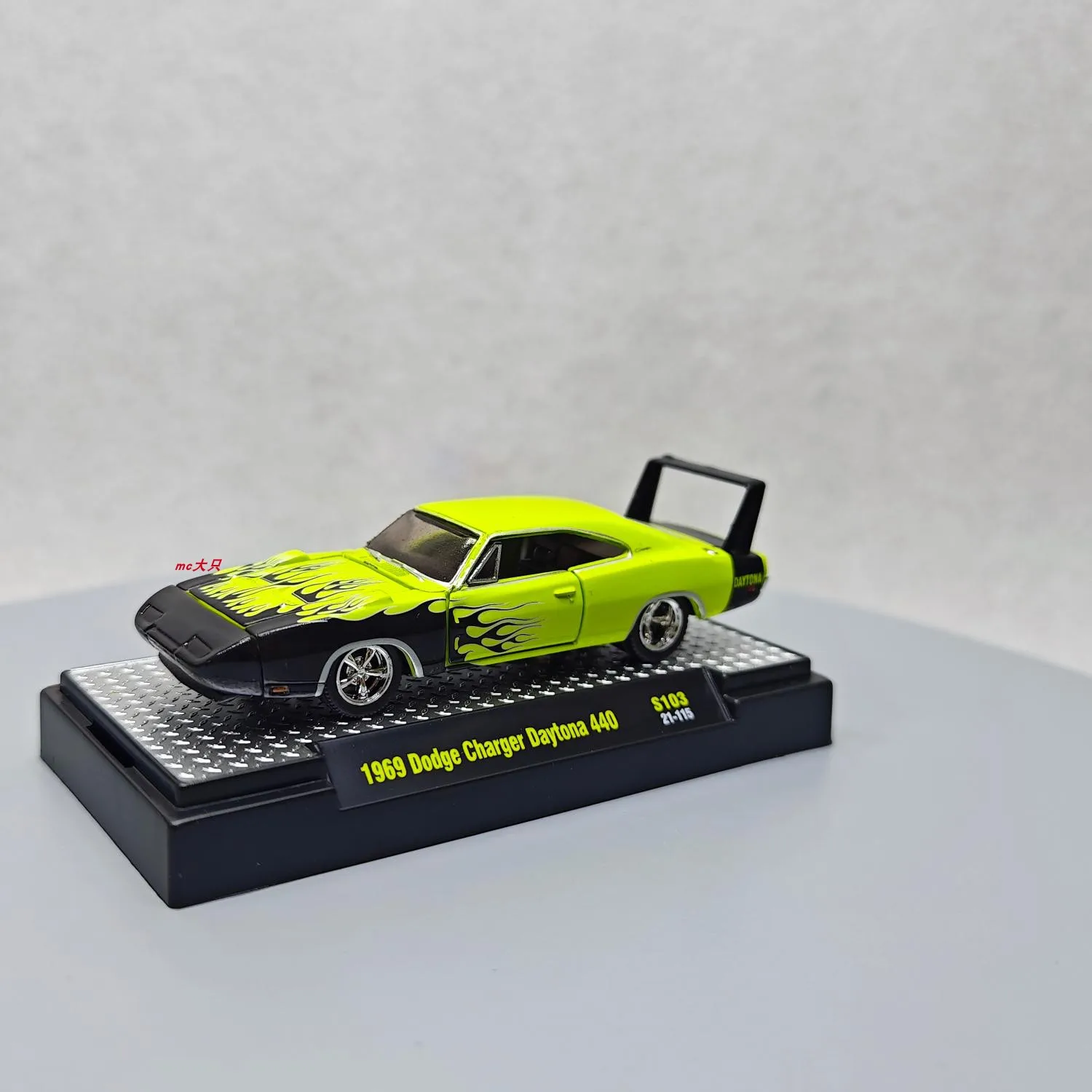M2 Machines 1/64 1969 Dodge Charger Daytona 440 Die-cast alloy car model collection display child gift