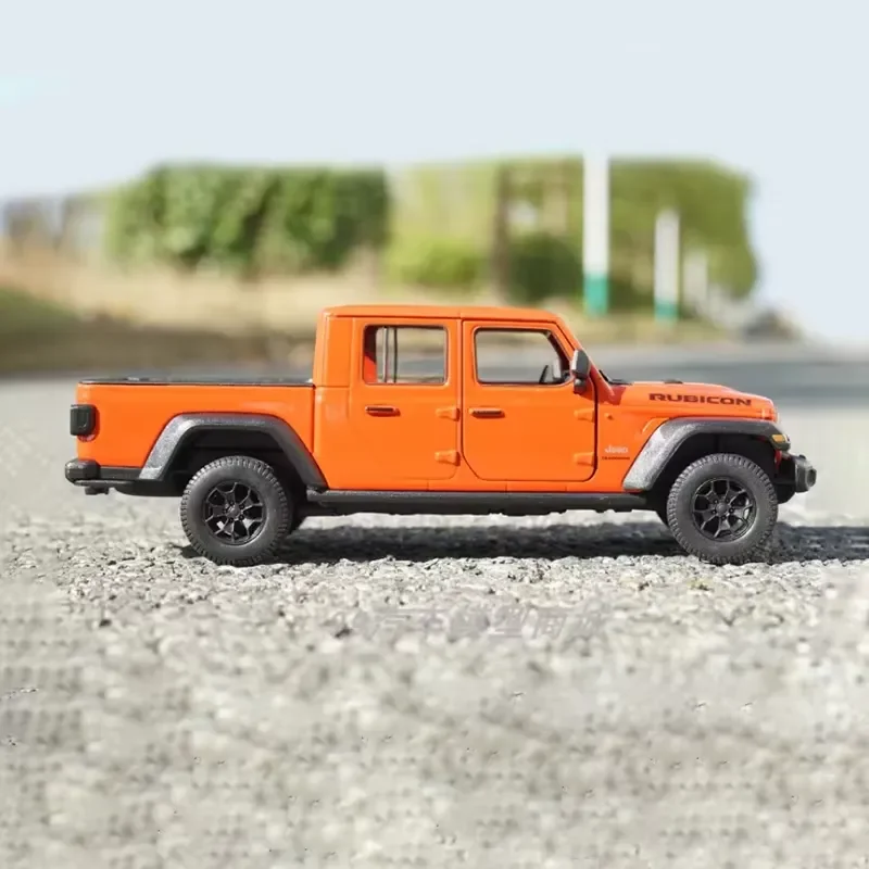 for 2020 Gladiator Pickup 1:24 Diecast Alloy Car Model Realistic Simulation Static Ornament Collectible Gift Toy