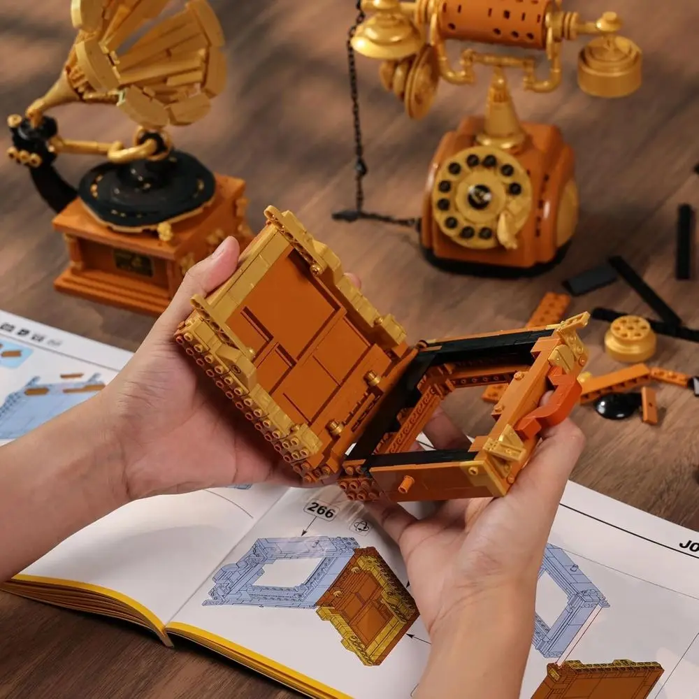 ชุดตัวต่อวินเทจ 1438 ชิ้น: กล้องถ่ายรูปย้อนยุค, โทรศัพท์, เครื่องเล่นแผ่นเสียงสำหรับบ้านและสำนักงาน, ของตกแต่งย้อนยุคยุค 80 สำหรับผู้ใหญ่