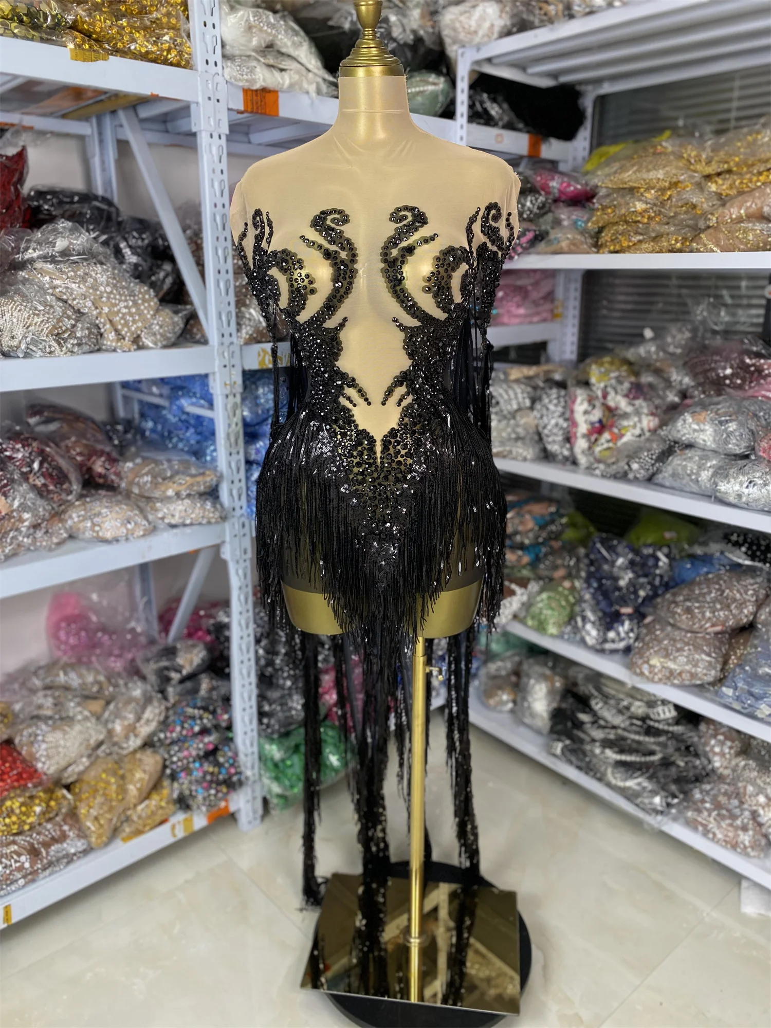 فساتين ملهى ليلي للنساء أزياء راقصة لامعة بأحجار الراين السوداء ترتر شرابة شبكية شفافة من خلال أزياء المسرح الصغيرة غير المتماثلة #2