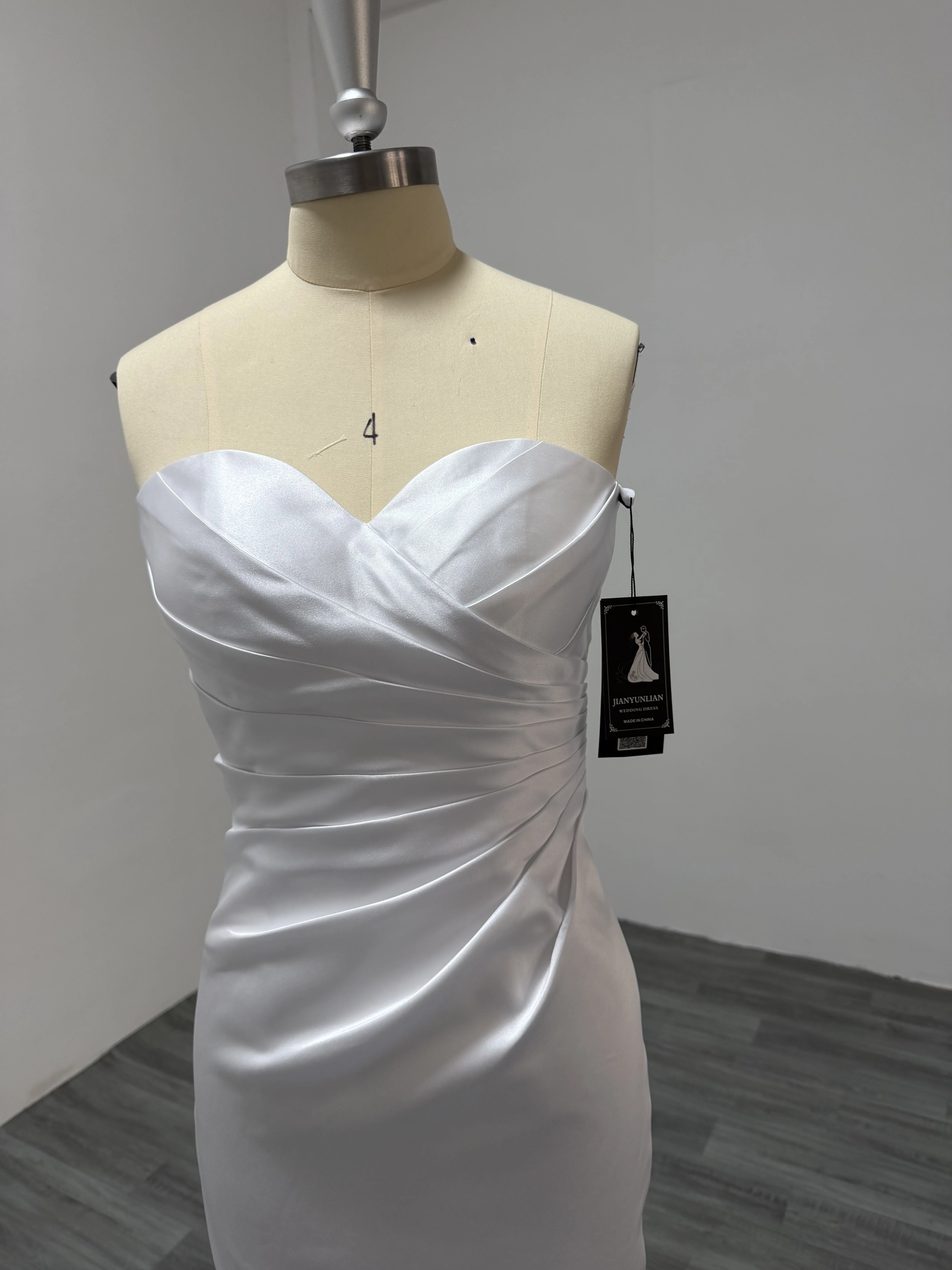 Customized Wedding Dress Satin Sweetheart Sheath Simple Wedding Gown for Women Bride Short Party Gown with Puff Sleeves