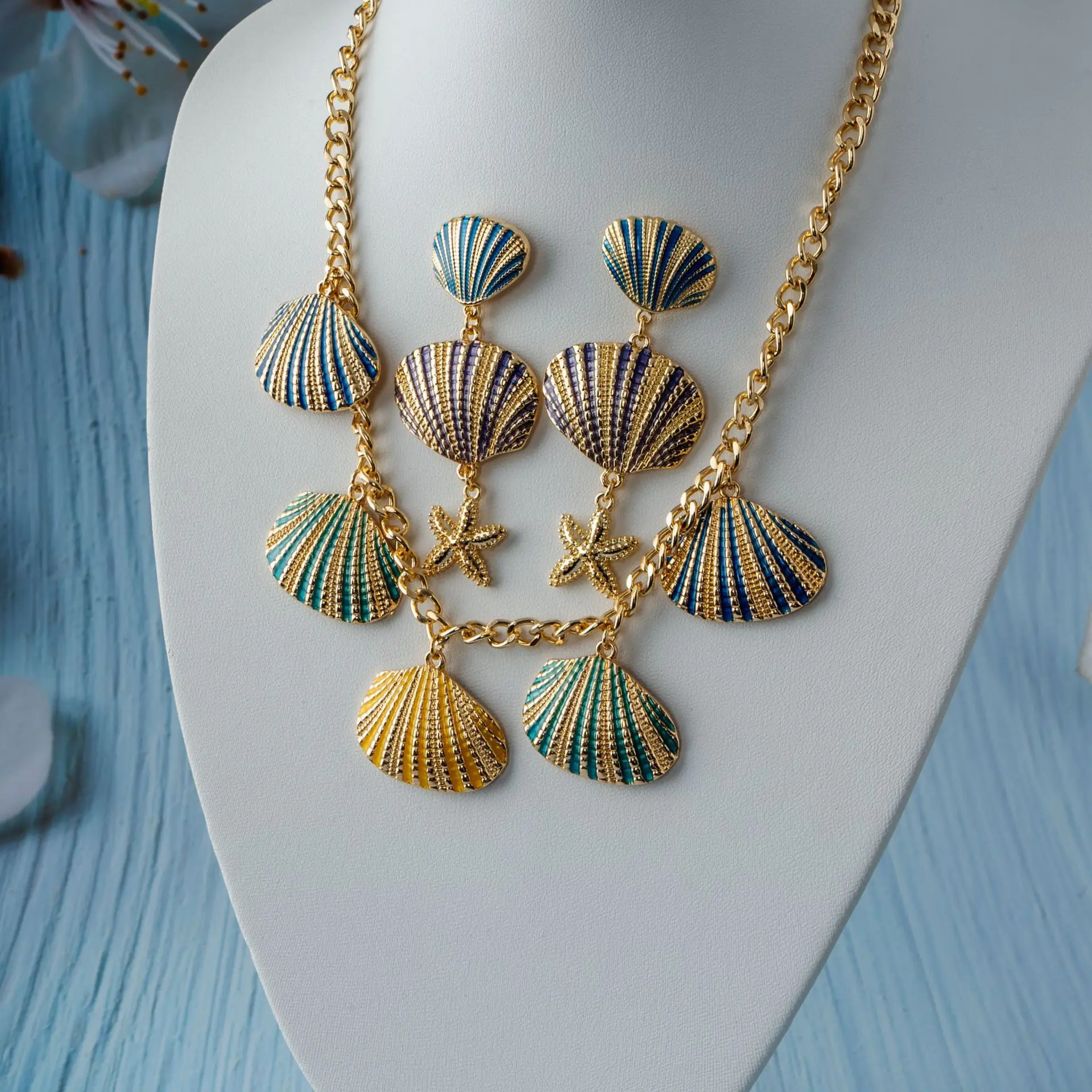 

European and American Heavy Industries Exaggerated Shell Necklace Earrings