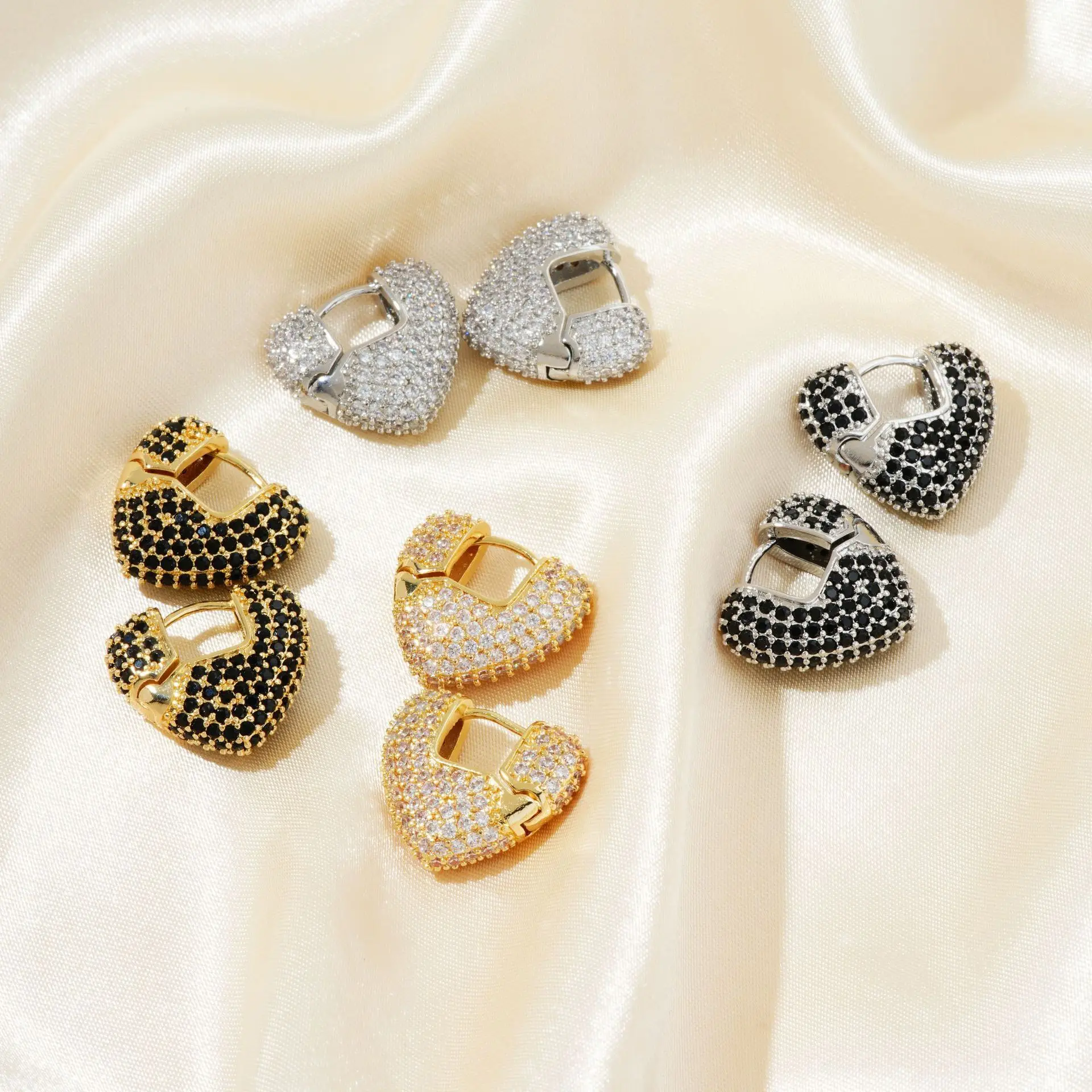 

2026 новый стиль, модные серьги в форме сердца с медным инкрустацией цирконом, уникальные нишевые дизайнерские серьги, ювелирные изделия