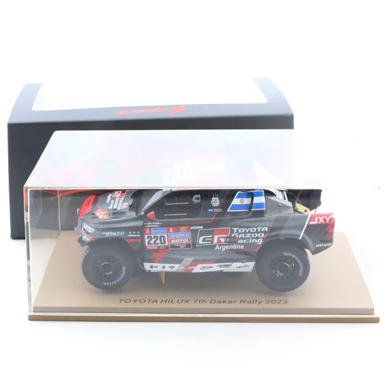 جديد شرارة 1:43 تويوتا هايلكس Gr Dkr No.220 2023 No.205 2022 بطولة داكار رالي محاكاة الراتنج نموذج تحصيل لعبة الهدايا #5