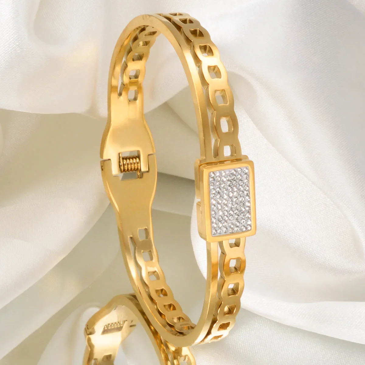 

Glamorous Gold Plated Stainless Steel Bracelet Luxury Spring Clasp Bangle Women Elegant Party Wedding Anniversary Jewelry Gift