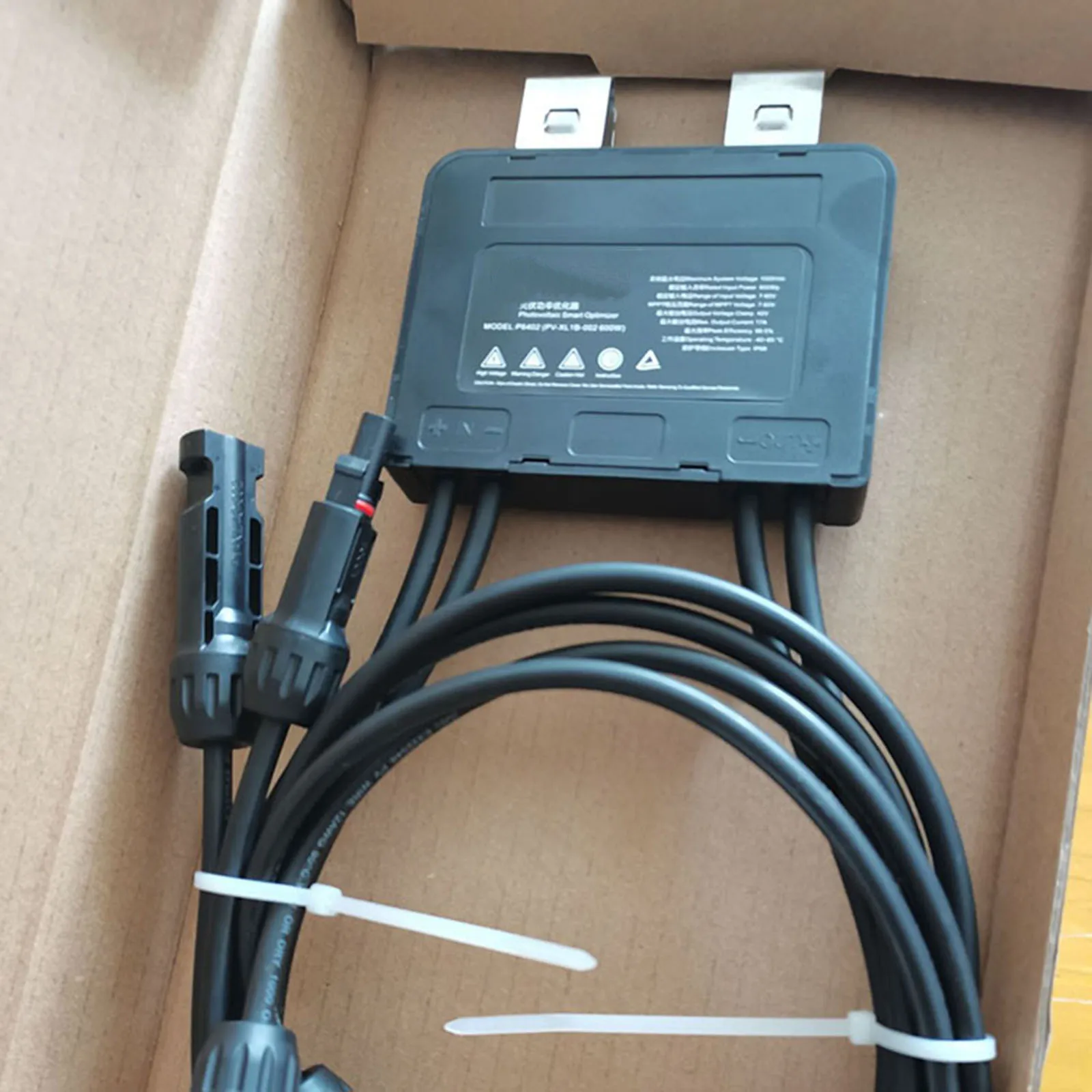 

P6402 600W Input External Optimizer For Solar Panel Power System Optimazation Voltage-Limiting Anti-Hotspot Shading